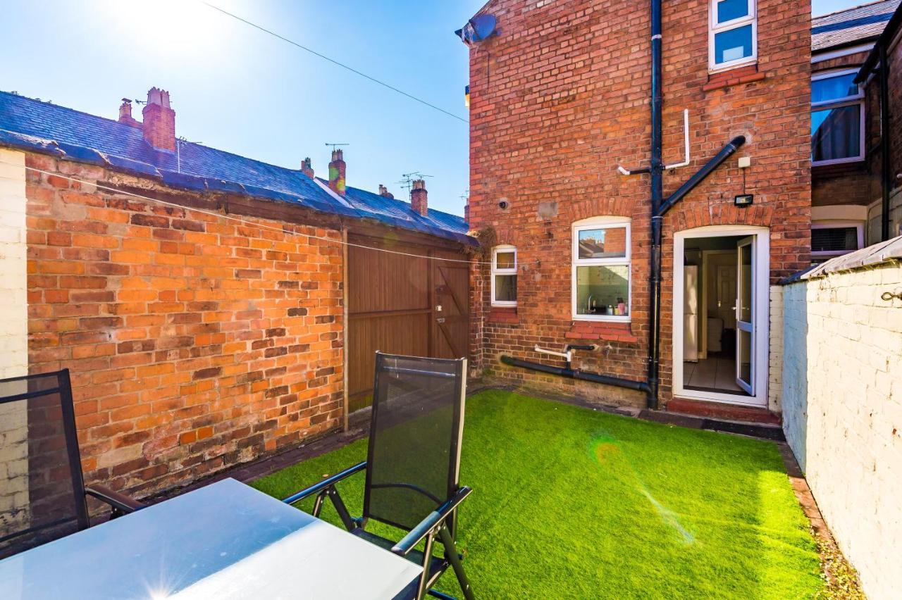 Spacious 3-Bed House In Chester By 53 Degrees Property, Ideal For Families & Professionals, Free Parking - Sleeps 7 Extérieur photo